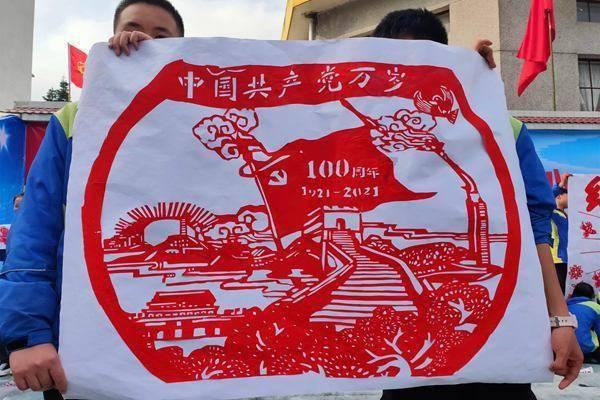 家庭养老服务包 帮老人“洗”迎新春