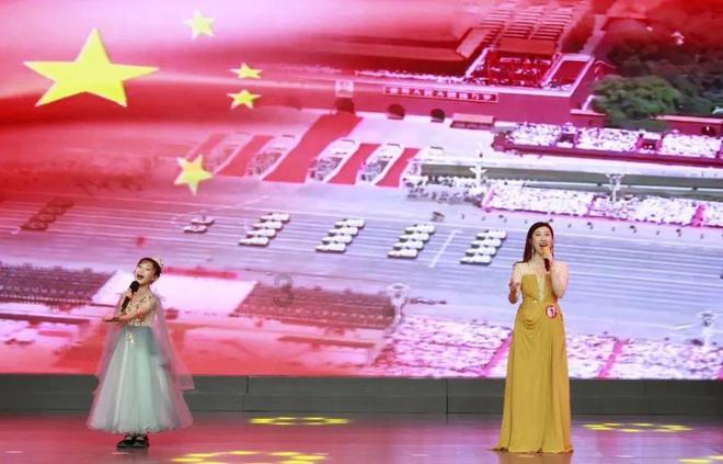 2名幼儿玩耍跑上国道 男子发现后飞奔拦车将其救下