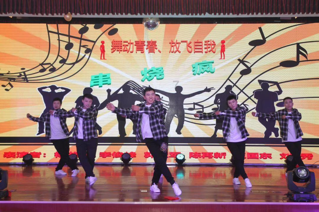 美貌势均力敌的8对红白玫瑰,别说男主挑花眼,观众也选不出来啊